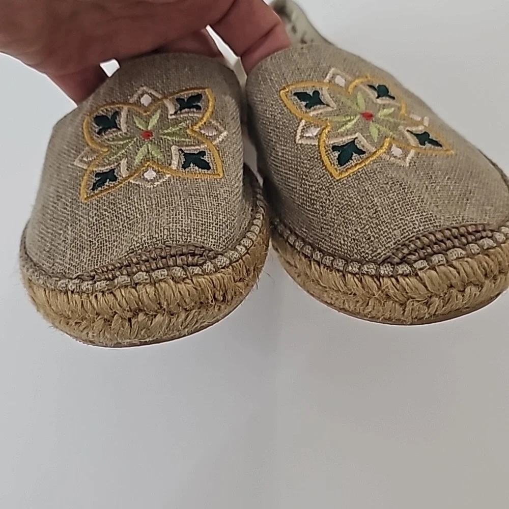 Viscata Espadrille Tan Slip On Loafers Womens 41 EUC Embroidered Tile Multicolor